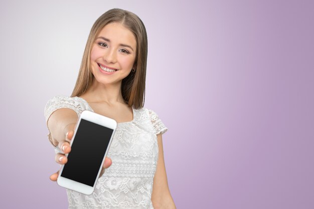 Heureuse jolie femme montrant un écran vide de téléphone intelligent