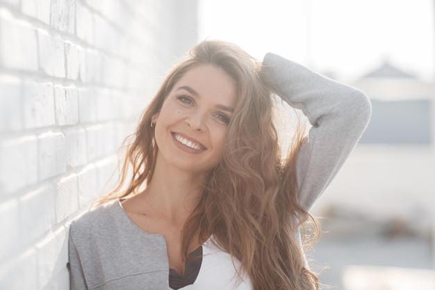 heureuse jolie femme portrait en plein air