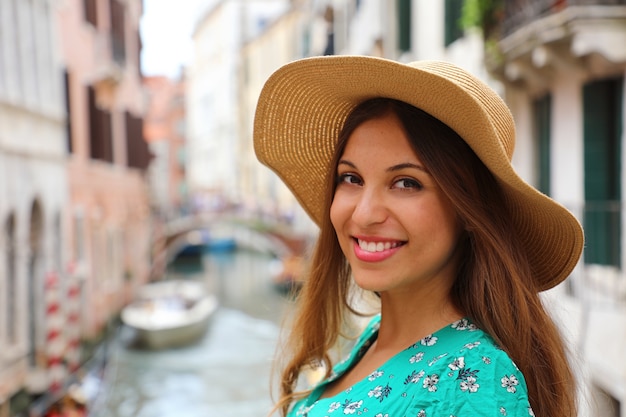 Photo heureuse jolie femme souriante à venise en italie