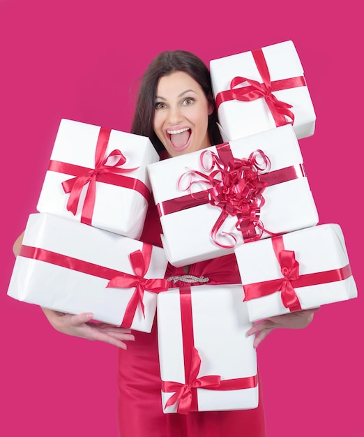 Heureuse jolie femme tenant de nombreuses boîtes avec des cadeaux