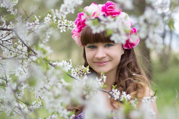 Heureuse jolie fille et arbre en fleurs