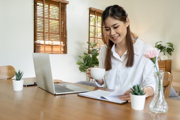 Heureuse joyeuse mignonne belle femme d'affaires au bureau