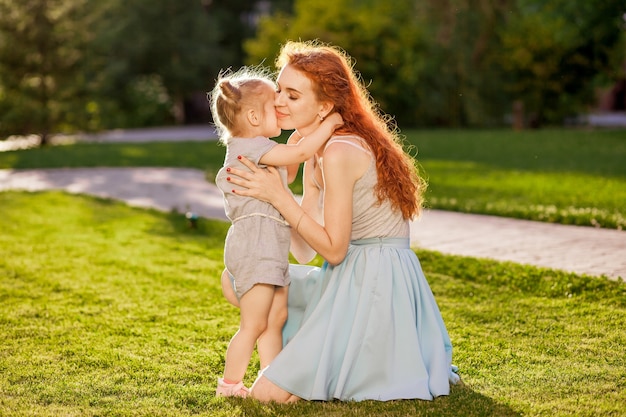 Heureuse maman et fille dans le parc