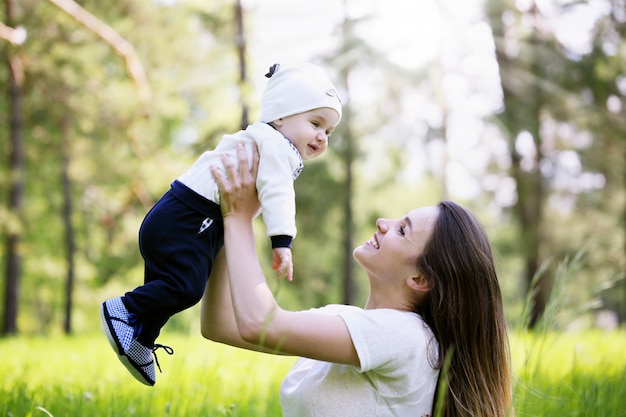 Heureuse maman jette son bébé