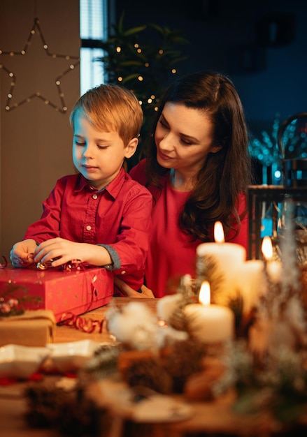 Heureuse maman et sa fille attendant Noël