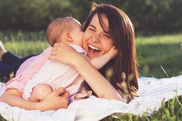 Heureuse maman et sa fille jouant dans la nature