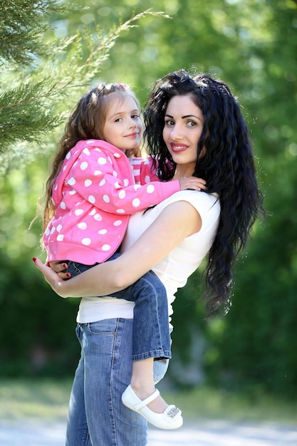 Heureuse maman et sa fille Promenade dans le parc verdoyant