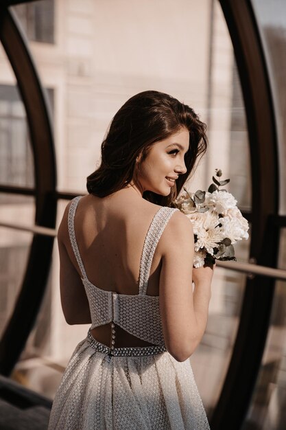 Heureuse mariée avec bouquet en tube