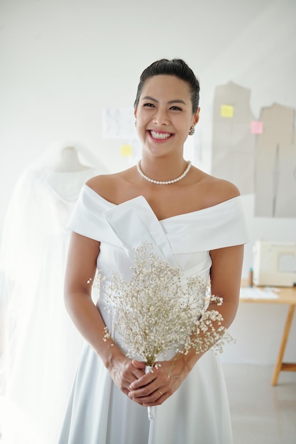 Heureuse mariée avec des fleurs