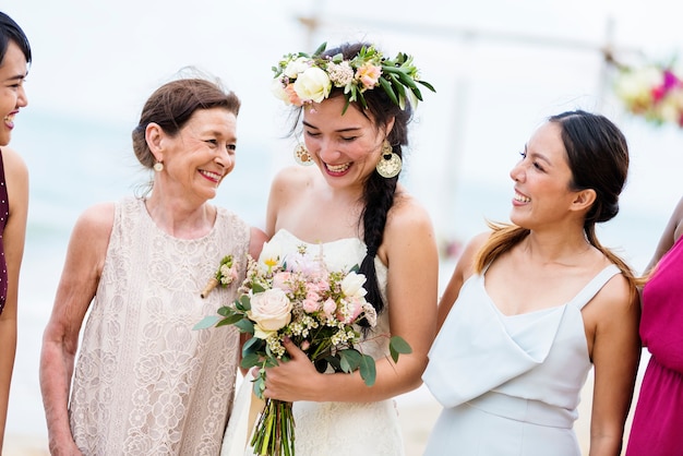 Heureuse mariée et invités à son mariage