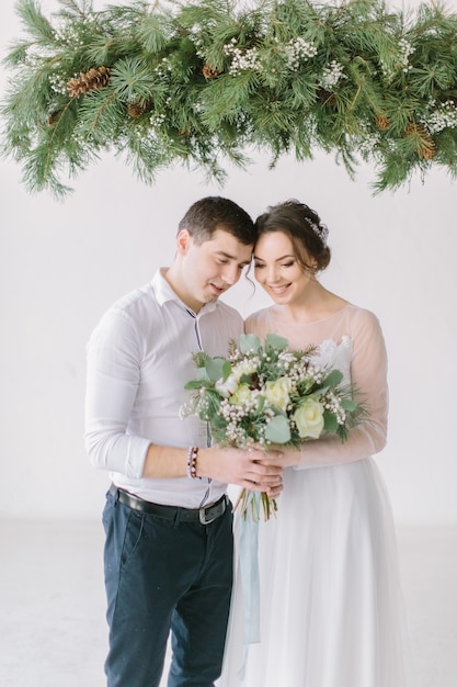 Heureuse mariée et le marié après la cérémonie de mariage