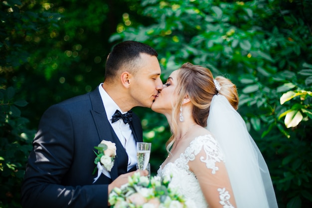 Heureuse mariée et le marié après la cérémonie de mariage