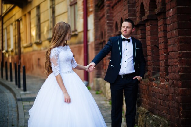 Heureuse mariée et le marié célébrant le jour du mariage