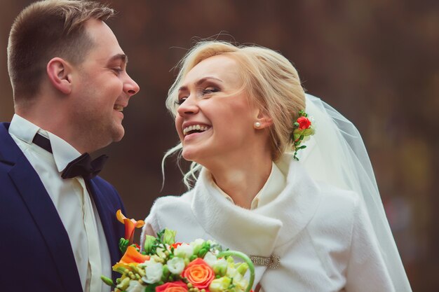 Heureuse mariée et le marié dans un parc le jour de leur mariage