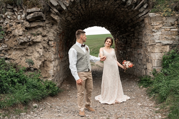 Heureuse mariée et le marié le jour de leur mariage