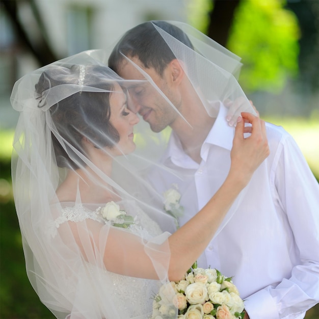 Heureuse mariée et le marié le jour de leur mariage