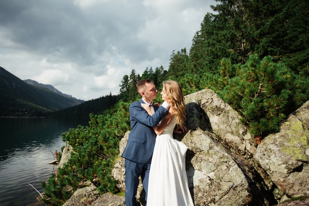 Heureuse mariée et le marié à leur mariage. Les nouveaux mariés dans le parc