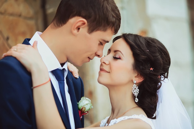 Heureuse mariée et le marié sur leur mariage