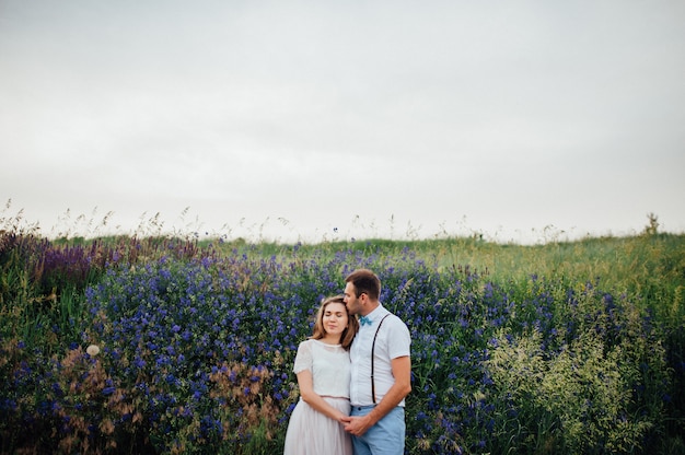 Heureuse mariée et le marié marchant sur l'herbe verte