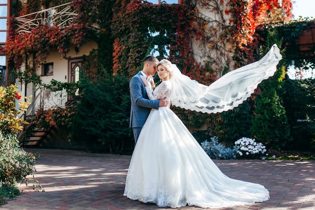 Heureuse mariée et le marié en plein air