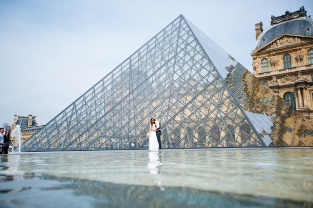 Photo heureuse mariée et le marié profitant de leur mariage à paris