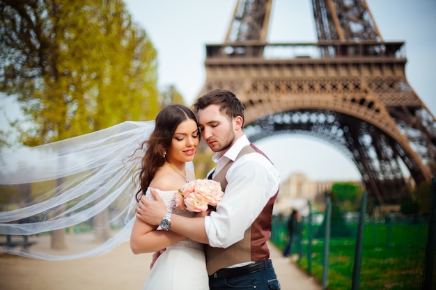 Heureuse mariée et le marié profitant de leur mariage à Paris