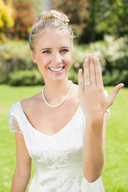 Photo heureuse mariée montrant sa bague