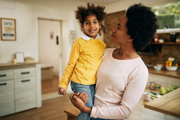 Heureuse mère afro-américaine et petite fille à la maison