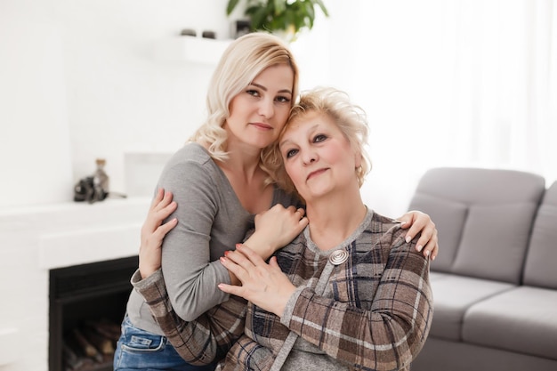 Heureuse mère âgée et fille adulte portrait en gros plan à la maison