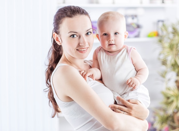 Heureuse mère avec un bébé d'un an