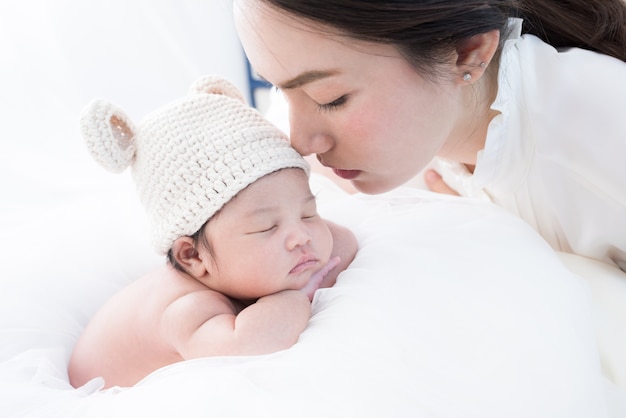 heureuse mère avec bébé au lit