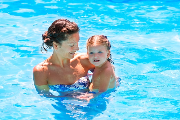 Heureuse mère et bébé fille piscine