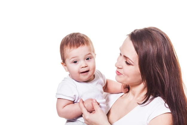 Heureuse mère et bébé sur fond blanc