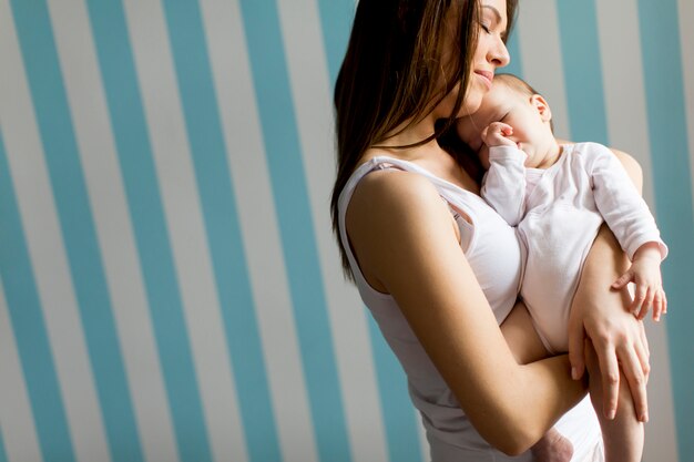 Heureuse mère avec bébé nouveau-né