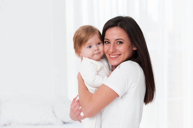 Heureuse mère et bébé posant