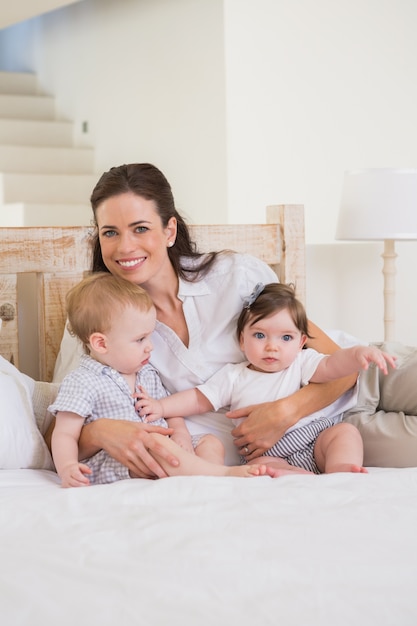 Heureuse mère avec des bébés mignons garçon et fille