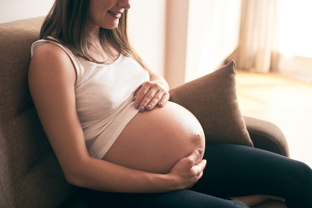 Heureuse mère bénéficiant d'une grossesse et attend un petit bébé