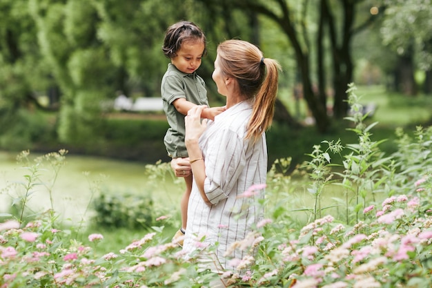 Heureuse mère dans le parc