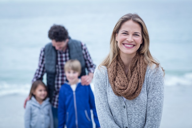 Heureuse mère debout avec la famille