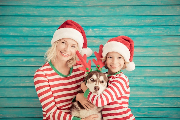 Heureuse mère enfant et chien la veille de Noël