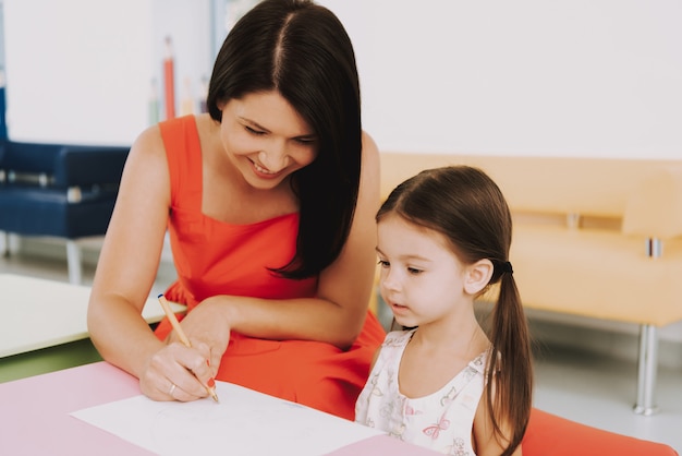 Heureuse mère et enfant s&#39;amusent à la clinique pédiatrique.