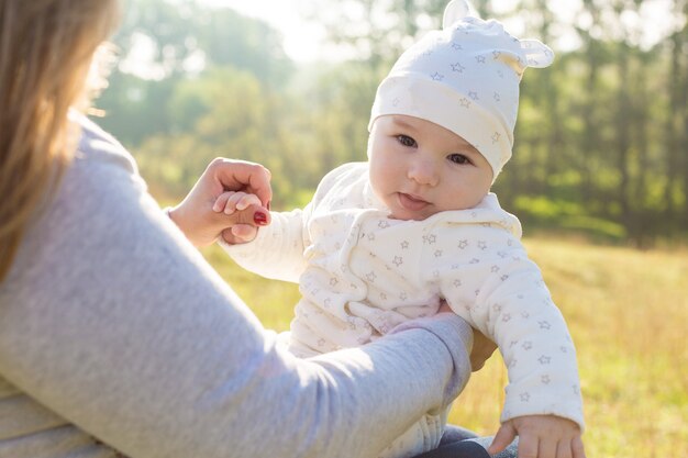 Heureuse mère avec l'enfant sur le terrain