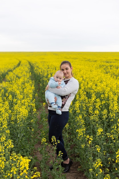 Heureuse mère avec l'enfant sur le terrain