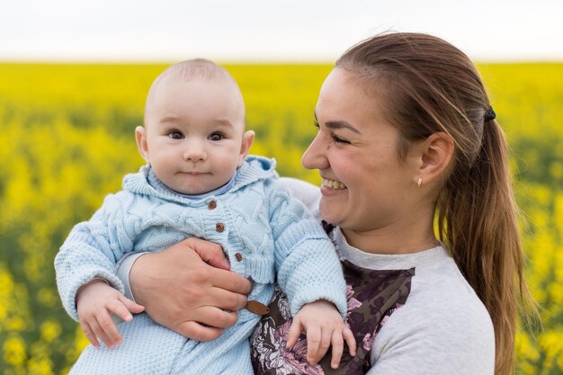 Heureuse mère avec l'enfant sur le terrain