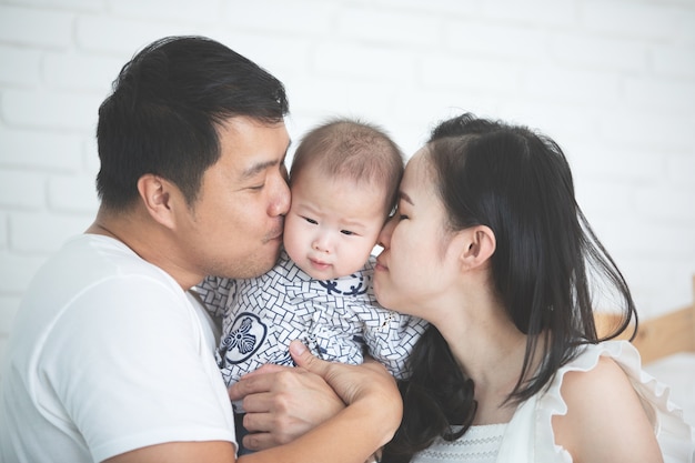 Heureuse mère de famille asiatique mère avec fille s&#39;embrasser avec sourire visage