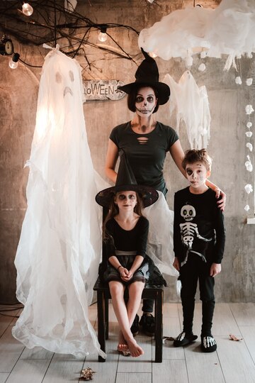 Photo libre de droit de Jeune Mère Peignant Des Filles Font Face Pour La  Partie Dhalloween Halloween Ou Carnaval Famille Style De Vie Fond Peinture  De Visage Et Shabiller banque d'images et