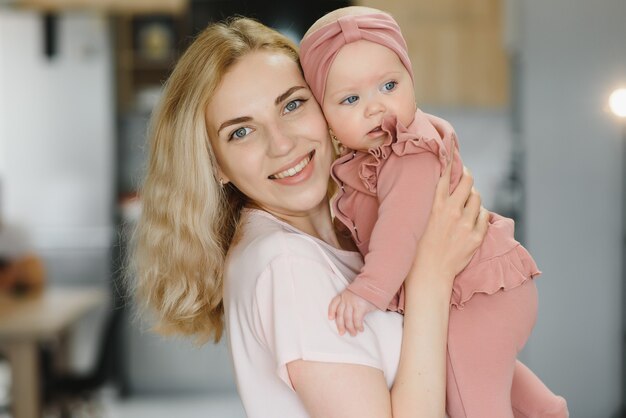 Heureuse mère de famille jouant avec un nouveau-né