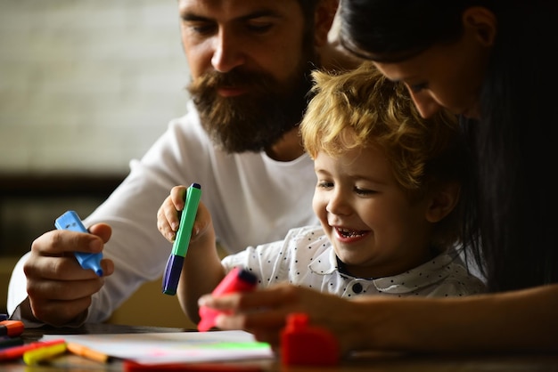 Heureuse mère de famille père et enfant fils dessin rire éducation de la petite enfance enfants creative gr