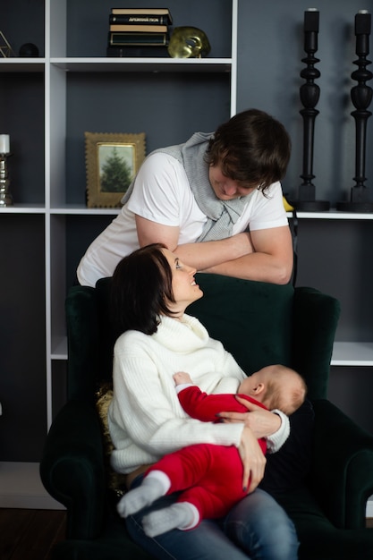 Heureuse mère de famille, père et enfant le matin de Noël