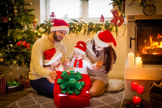 Heureuse mère de famille père et enfants à l'heure de Noël